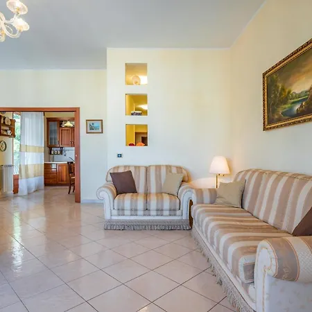 Apartamento Roomy Flat Near The Sea