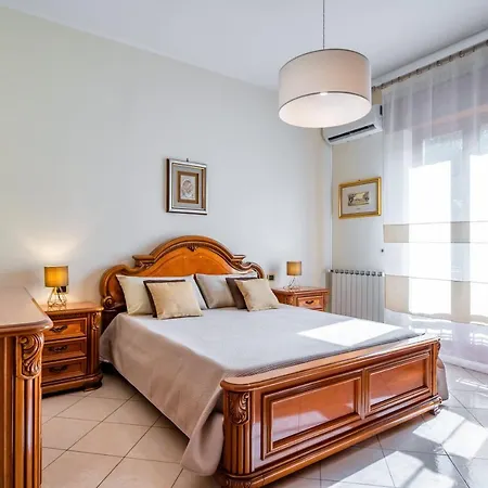 Guesthost - Roomy Flat Near The Sea