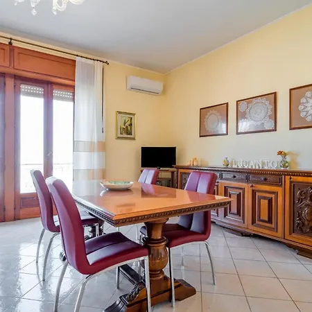 Apartamento Roomy Flat Near The Sea *