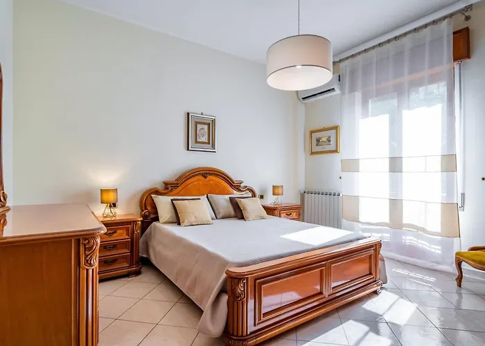 Guesthost - Roomy Flat Near The Sea