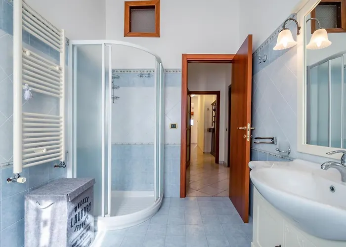 Guesthost - Roomy Flat Near The Sea *