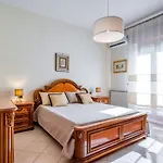 Guesthost - Roomy Flat Near The Sea