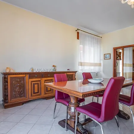 Roomy Flat Near The Sea