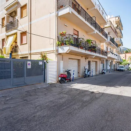 Roomy Flat Near The Sea