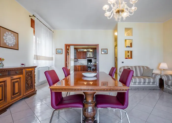 Guesthost - Roomy Flat Near The Sea Apartment