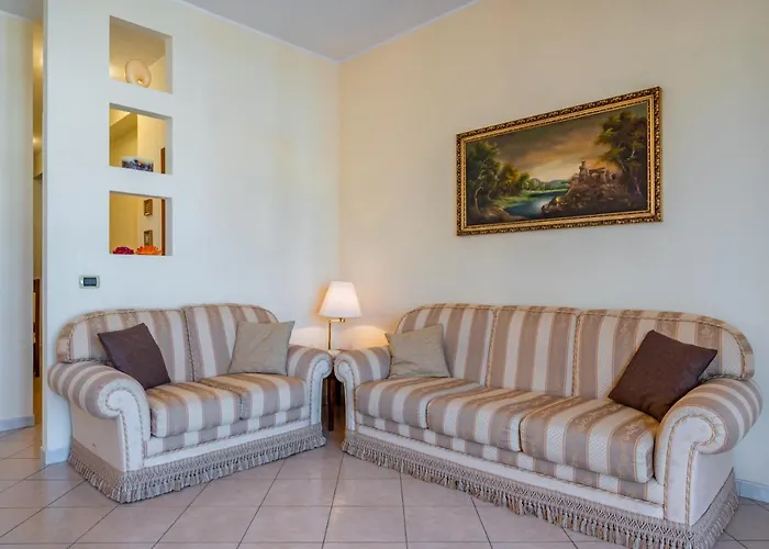 Guesthost - Roomy Flat Near The Sea * Giardini Naxos