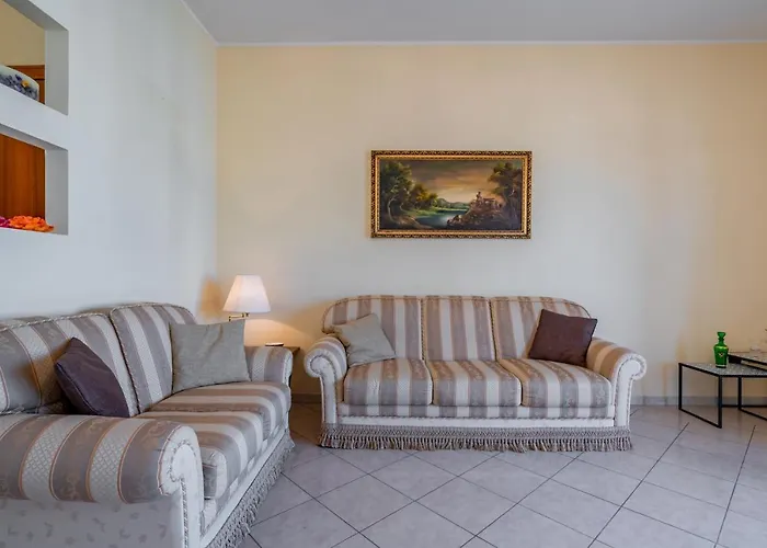 Guesthost - Roomy Flat Near The Sea * Giardini Naxos