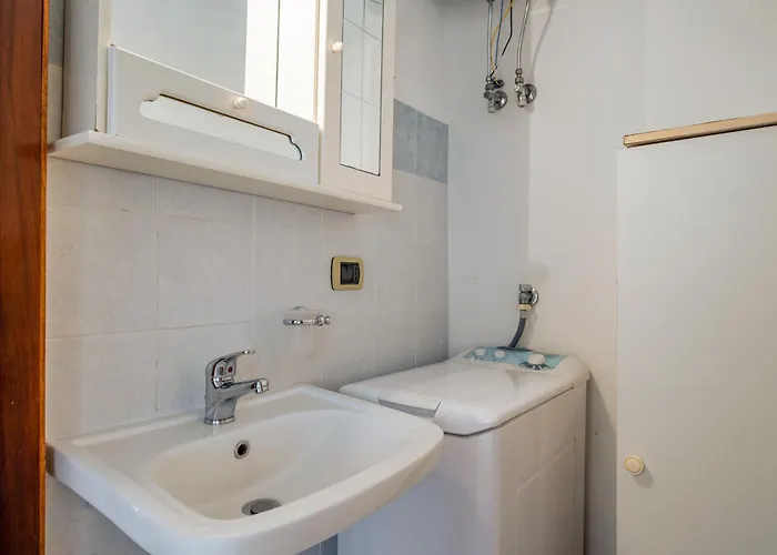 Guesthost - Roomy Flat Near The Sea *