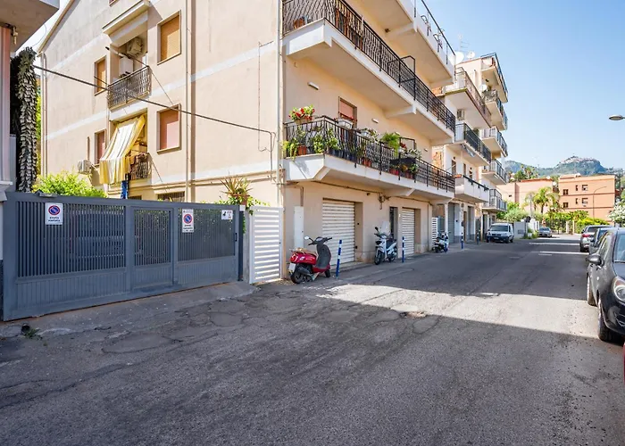 Guesthost - Roomy Flat Near The Sea