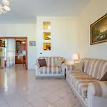 Apartment Guesthost - Roomy Flat Near The Sea